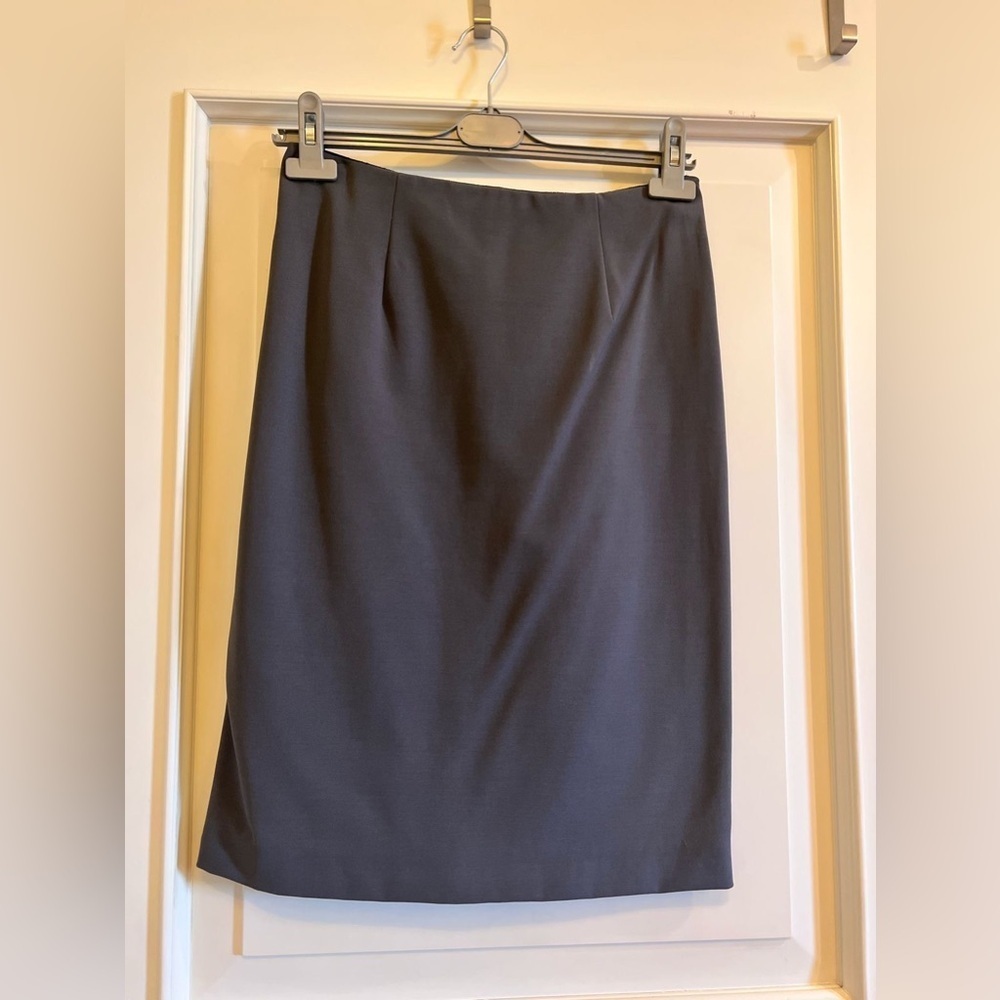 EURO Bruns Bazzar Elegant Gray Women's Skirt with detailed zipper on the back